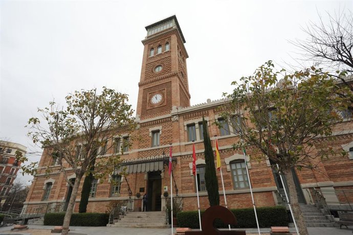 Archivo - Fachada principal de la Casa Árabe de Madrid. Diseñado por el arquitecto Emilio Rodríguez Ayuso, en estilo neomudéjar,  inaugurado en 1886, su torre tiene 37 metros de altura, con óculos y relojes, y esta rematada por un mirador de cristal.