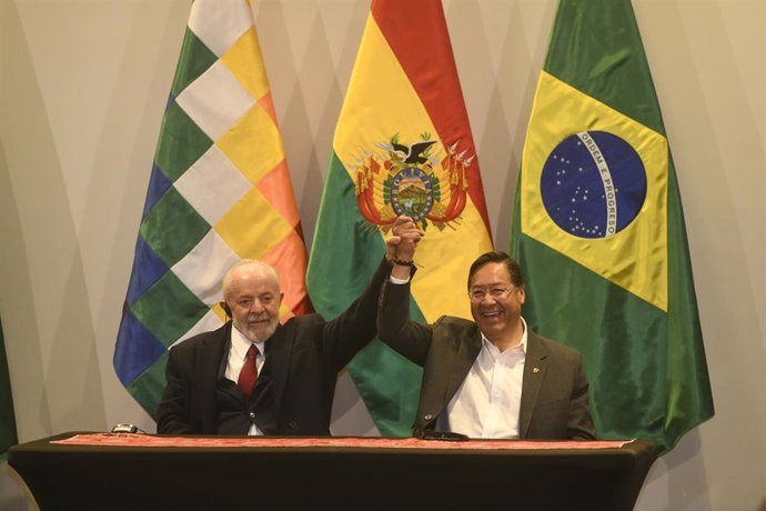 El presidente de Brasil, Luiz Inácio Lula da Silva (izquierda), y su homólogo boliviano, Luis Arce (derecha)