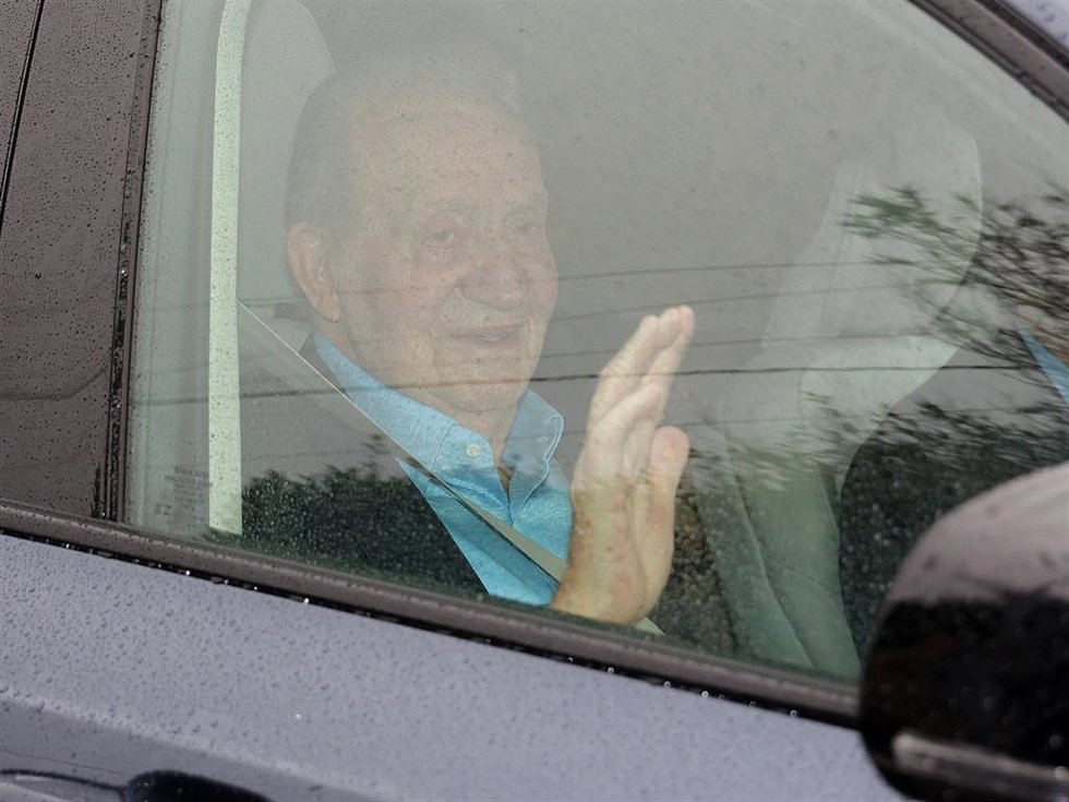El Rey Juan Carlos, saludando a su llegada a la casa de Pedro Campos en Sanxenxo este martes 9 de julio