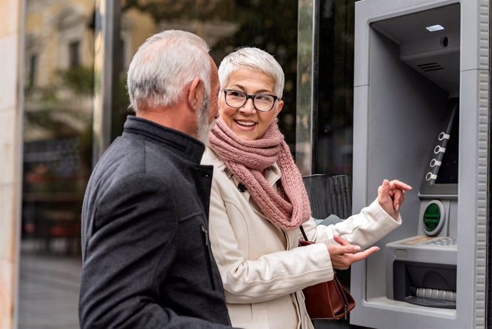 Archivo - Casi la mitad de los mayores, insatisfechos con la atención que reciben de los bancos.