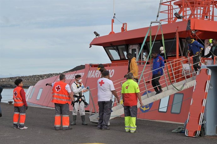 Archivo - Trabajadores de la Cruz Roja atienden a los 190 migrantes rescatados por una embarcación de Salvamento Marítimo tras llegar anoche en una patera, en el puerto de la Restinga de El Hierro, a 6 de junio de 2024, en El Hierro, Canarias (España). Sa