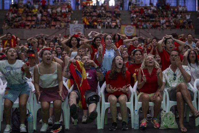 Archivo - Aficionados durante la retransmisión de la final del Mundial Femenino de Fútbol, en el CEM Olímpics Vall d'Hebron, a 20 de agosto de 2023, en Barcelona, Catalunya (España)