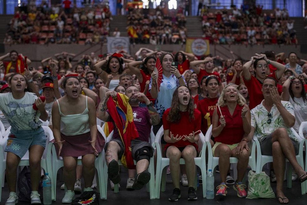 Archivo - Aficionados durante la retransmisión de la final del Mundial Femenino de Fútbol, en el CEM Olímpics Vall d'Hebron, a 20 de agosto de 2023, en Barcelona, Catalunya (España)