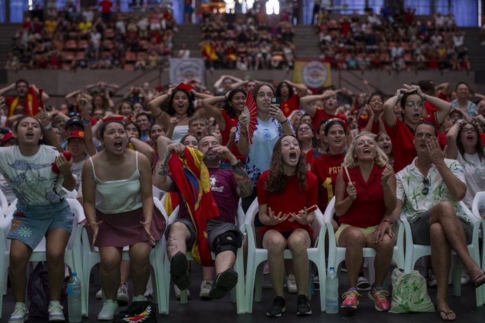 Archivo - Aficionats durant la retransmissió de la final del Mundial Femení de Futbol, al CEM Olímpics Vall d'Hebron, a 20 d'agost de 2023, a Barcelona, Catalunya (Espanya)