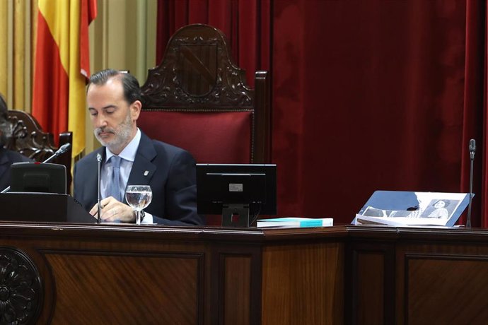 El presidente del Parlament, Gabriel Le Senne, junto al portátil de Mercedes Garrido con la foto rasgada de las 'Roges del Molinar'.