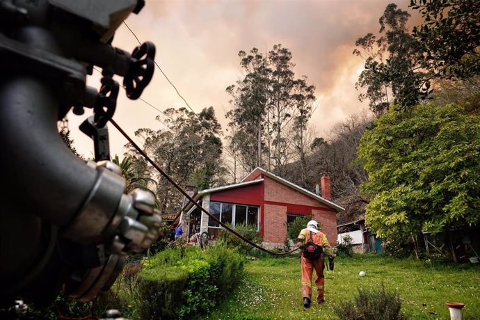 Archivo - Bomberos de Asturias trabajan para extinguir las llamas en un incendio forestal, a 28 de marzo de 2023, en Toraño, Parres, Asturias (España).