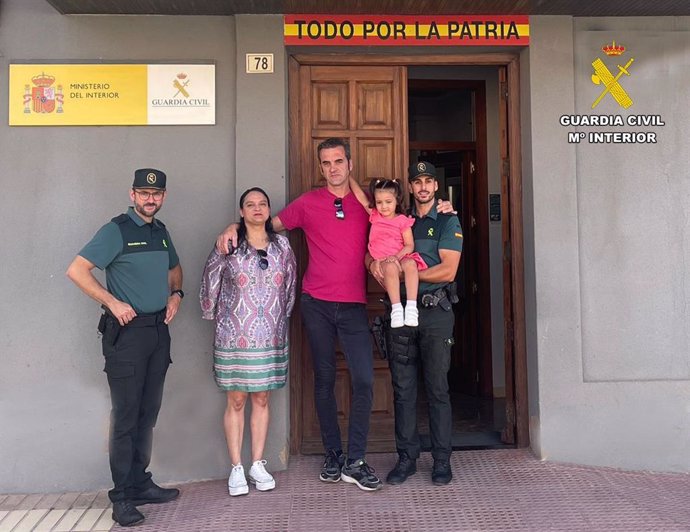 Dos guardias civiles salvan a una niña con síntomas de asfixia.