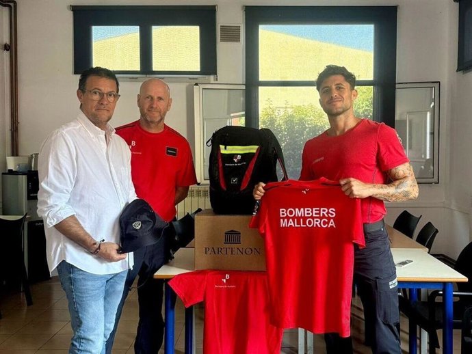 El director insular de Emergencias, Joan Forns, junto a los Bomberos de Mallorca.