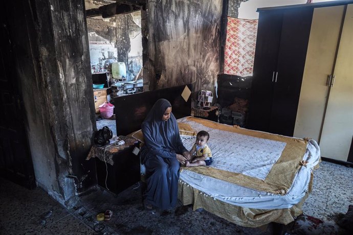 Una familia en su hogar destruido en la ciudad de Khan Yunis, en el sur de la Franja de Gaza . 