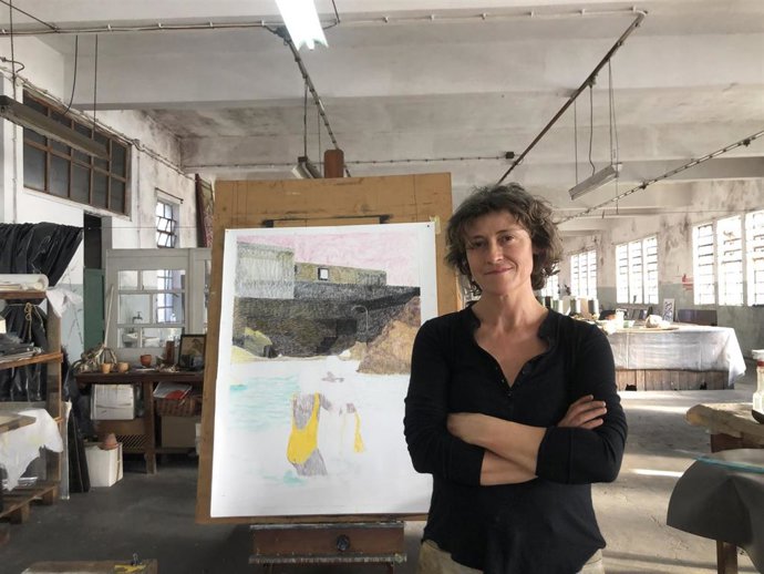 La artista Catalina Julve posa junto a su obra, que se expondrá estos días en la feria Artesantander 2024.