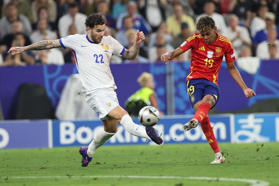Munich: Munich , Germany 09.07.2024:Lamine Yamal of Spain, Theo Hernandez of France during the UEFA EURO 2024 semi-finals, football match between Spain vs France at Munich Football Allianz Arena,Image: 888588851, License: Rights-managed, Restrictions: *