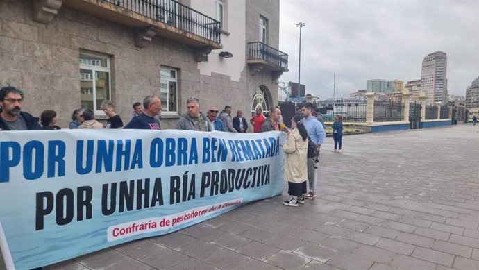 Miembros de la Cofradía de Pescadores de A Coruña, concentrados ante la Delegación del Gobierno en Galicia