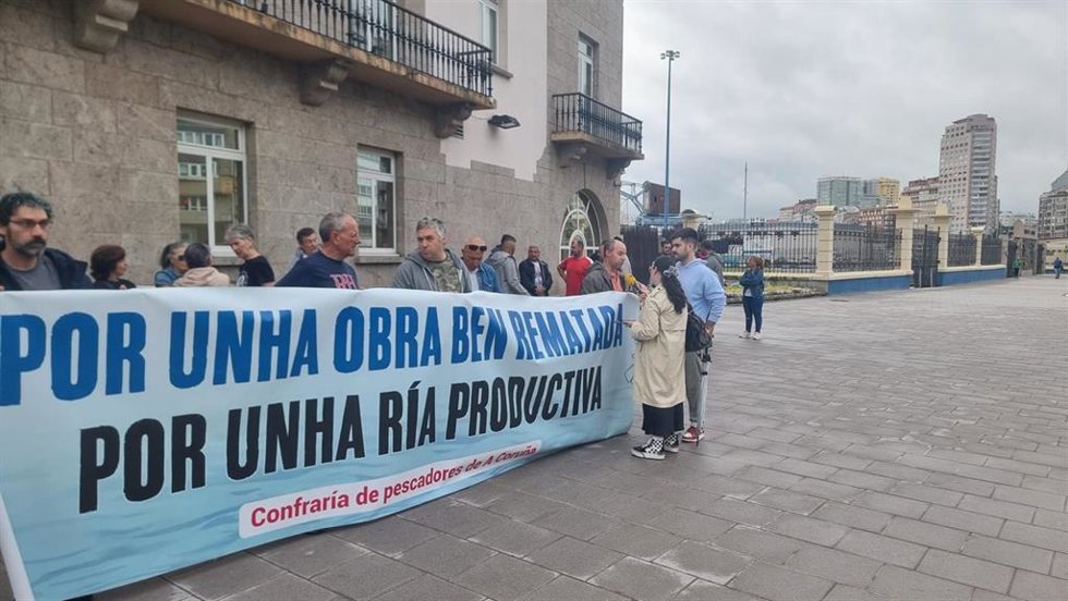 Miembros de la Cofradía de Pescadores de A Coruña, concentrados ante la Delegación del Gobierno en Galicia