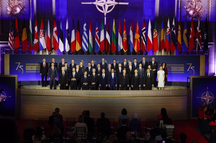 Els líders mundials posen per a una fotografia de grup durant l'esdeveniment commemoratiu del 75.º aniversari de l'OTAN a l'Auditori Mellon de la Cimera de l'OTAN a Washington