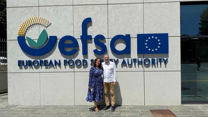 Blanca Landa del Castillo y Francisco Barro Losada, del IAS-CSIC de Córdoba, ante la sede de la EFSA, de la que ya forman parte como investigadores expertos.