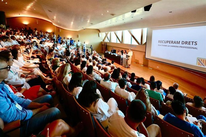 La presidenta Marga Prohens presenta el nuevo acuerdo de carrera profesional en el Hospital Son Espases.