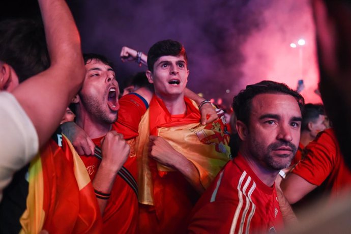 Decenas de personas celebran la victoria en el partido de semifinales de la Eurocopa entre España y Francia visto desde una pantalla gigante en la explanada de Puente del Rey, a 9 de julio de 2024, en Madrid (España). Este enclave de Madrid Río ya ha acog