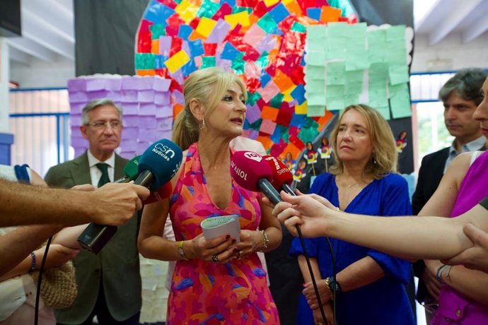 La consejera de Desarrollo Educativo y Formación Profesional de la Junta, Patricia del Pozo, en el colegio Valeriano Bécquer de Sevilla para informar del Programa de Refuerzo Estival de 2024.
