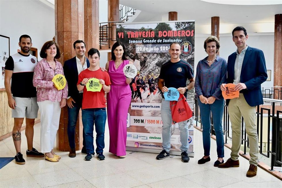 Presentación de la 'VI Travesía a Nado Bomberos Semana Grande