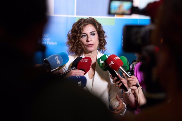 La vicepresidenta primera del Gobierno de España y ministra de Hacienda, María Jesús Montero, atiende a los medios en la UIMP