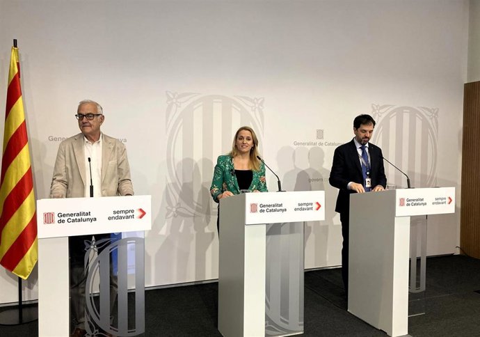 El secretario de Asuntos Económicos y Fondos Europeos, Miquel Puig;  consellera de Economía y Hacienda en funciones de la Generalitat, Natlia Mas, y el director general de Fondos Europeos y Ayudas de Estado, Aleix Cubells