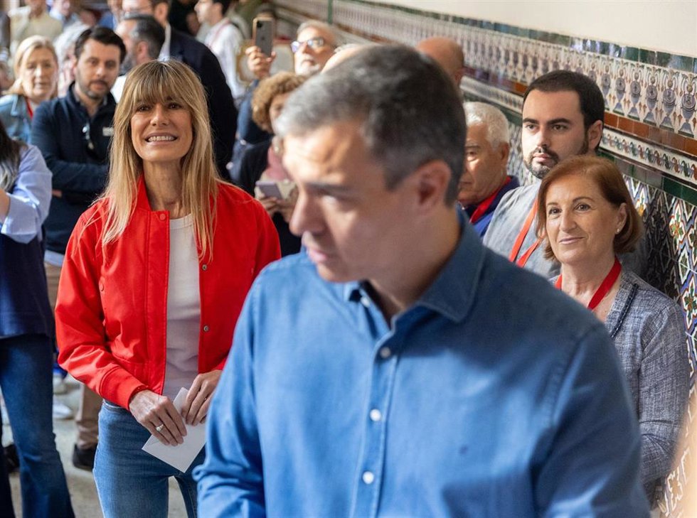 Archivo - El secretario general del PSOE y presidente del Gobierno de España, Pedro Sánchez (c), y su mujer, Begoña Gómez (i), ejercen su derecho a voto en el colegio de Nuestra Señora del Buen Consejo, a 9 de junio de 2024, en Madrid (España). Hoy tien