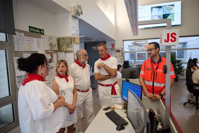 Visitas de los consejeros Amparo López y Fernando Domínguez a la sala de emergencias SOS Navarra 112.