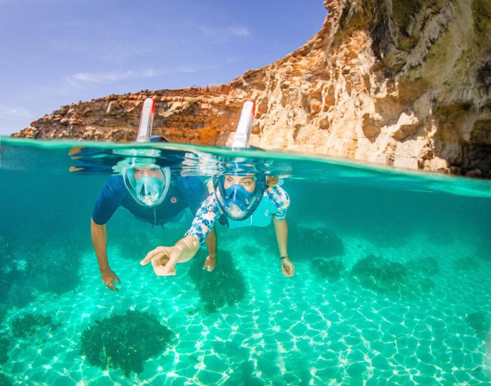 Decathlon lanza un kit para comunicarse debajo del agua adaptable a la máscara de snorkel.