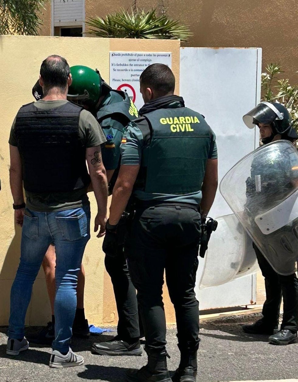 Los agentes de la Guardia Civil durante la detención del hombre que se atrincheró en su vivienda de Costa Calma, en Fuerteventura