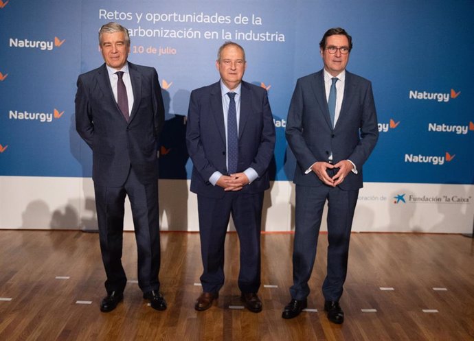 (I-D) El presidente de Naturgy, Francisco Reynés; el ministro de Industria, Jordi Hereu y el presidente de la CEOE, Antonio Garamendi, posan a su llegada a la jornada 'Retos y Oportunidades de la descarbonización en la industria', en CaixaForum Madrid, a 