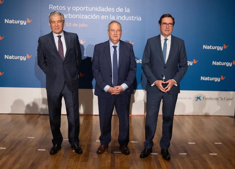 (I-D) El presidente de Naturgy, Francisco Reynés; el ministro de Industria, Jordi Hereu y el presidente de la CEOE, Antonio Garamendi, posan a su llegada a la jornada 'Retos y Oportunidades de la descarbonización en la industria', en CaixaForum Madrid, 