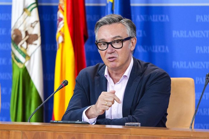 El portavoz del Grupo Parlamentario Vox, Manuel Gavira, durante la ronda de ruedas de prensa de portavoces de los grupos parlamentarios en el Parlamento de Andalucía, a 10 de Julio de 2024 en Sevilla (Andalucía, España). Los portavoces de los grupos parla