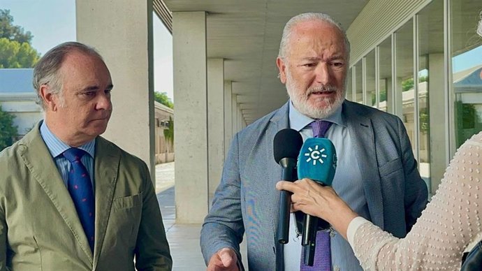 El presidente del CARL, José Manuel Gómez Muñoz, atendiendo a los medios.