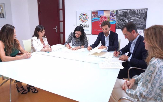 Acto de la firma del convenio de colaboración entre CaixaBank, Universidad de Huelva (UHU) y el Colegio de Médicos de Huelva para el grado de Medicina.