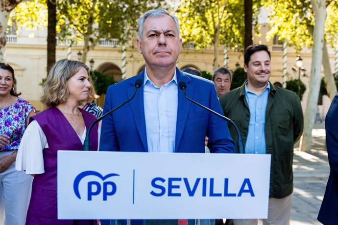 El alcalde de Sevilla, José Luis Sanz, atiende a los medios a las puertas del Ayuntamiento junto al vicesecretario de Política Autonómica, Municipal y Análisis Electoral del PP, Elías Bendodo.