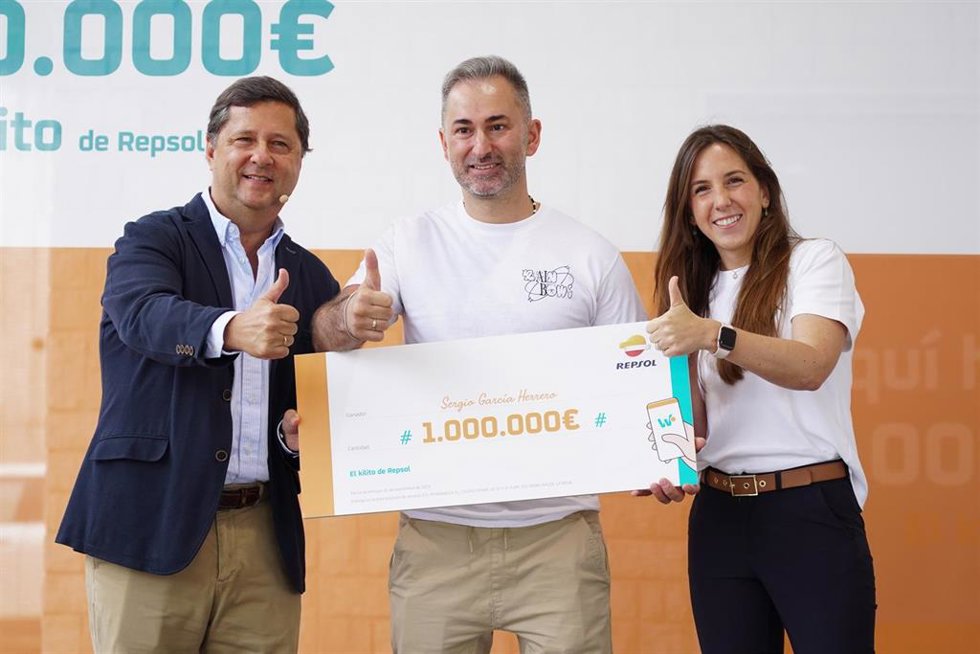 Archivo - El ganador de la campaña de Repsol 'Qué bien te sienta un kilito más', Sergio García Herrero, recoge el premio de la mano del director ejecutivo de movilidad para España y Portugal de Repsol, José Barreiro y la responsable de la estación de se