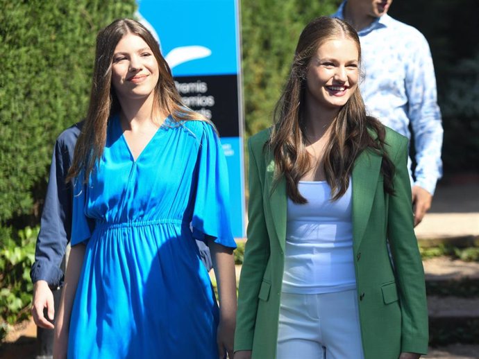 La Princesa Leonor y la Infanta Sofía (i) durante un encuentro con jóvenes de los Programas de la Fundación Princesa de Girona (FPdGi), en los Jardines Santa Clotilde