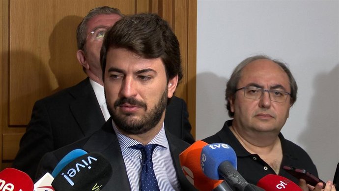 Juan García-Gallardo atiende a los medios de comunicación tras firmar un acuerdo con Empresa Familiar en la sede de la Junta