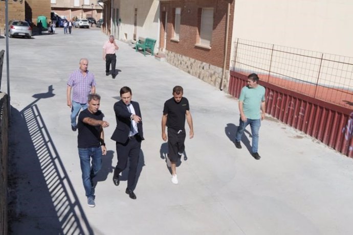 Osés visita la finalización de las obras de reurbanización de la calle Turriente y Plaza Mayor de Ausejo