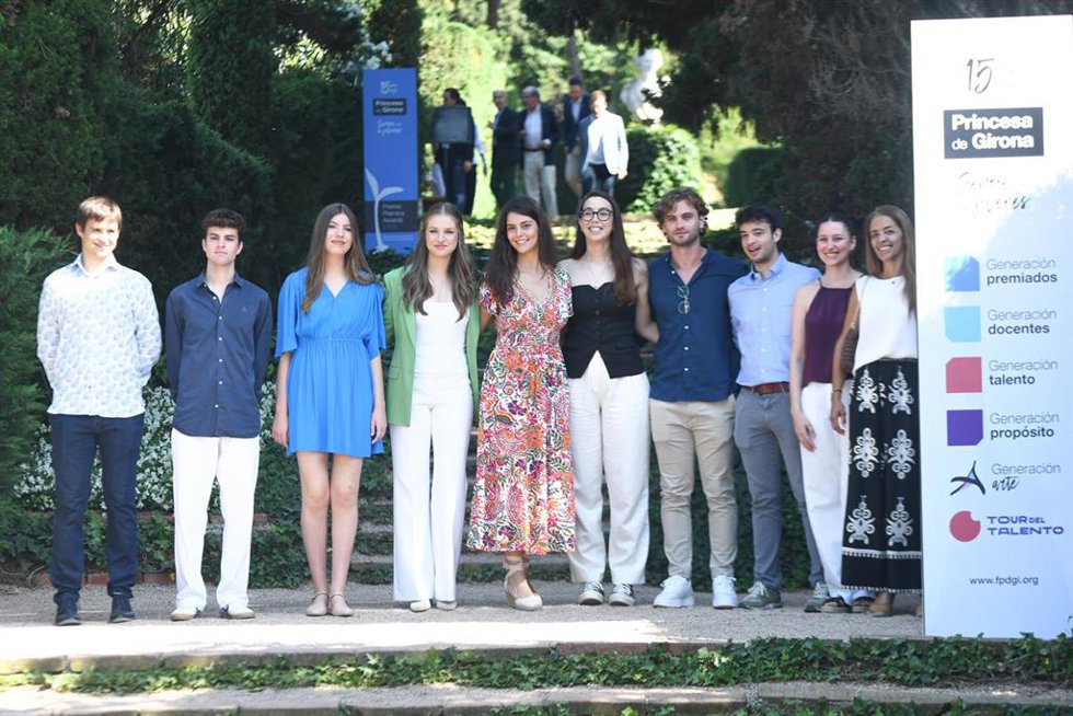 La Princesa Leonor (4i) y la Infanta Sofía (3i) durante un encuentro con jóvenes de los Programas de la Fundación Princesa de Girona (FPdGi), en los Jardines Santa Clotilde, a 10 de julio de 2024, en Lloret de Mar, Girona, Catalunya (España). Los Premio