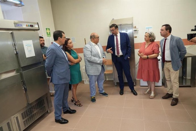 El consejero de Educación, Amador Pastor, visita el comedor escolar de Villaluenga de la Sagra.