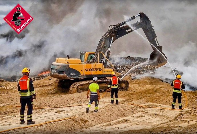 Efectius del Consorci Provincial de Bombers d'Alacant treballen en l'incendi de l'abocador de Xixona.