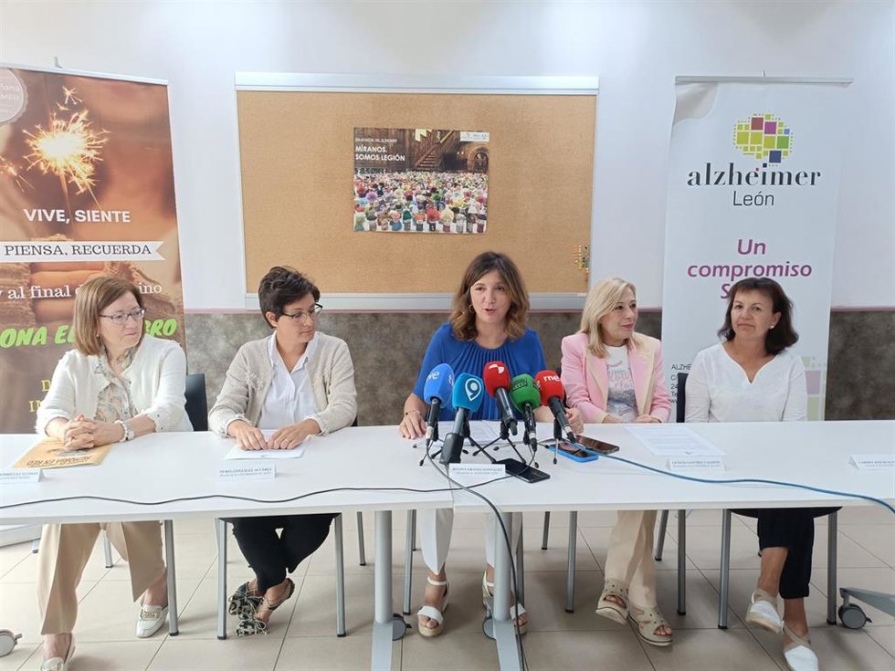 La rectora de la ULE interviene en el acto de presentación de la investigación acopañada a su derecha por la jefa de la investigación y representantes de asociaciones de pacientes de Alzheimer.