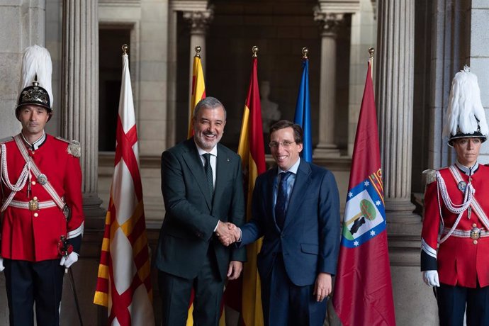 El alcalde de Barcelona, Jaume Collboni, ha recibido este miércoles al alcalde de Madrid, José Luis Martínez-Almeida, en su primera visita institucional al Ayuntamiento de Barcelona