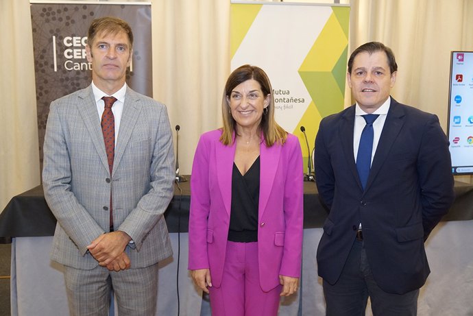 La presidenta de Cantabria, María José Sáenz de Buruaga; el presidente de CEOE-Cepyme, Enrique Conde, y el director gerente de Mutua Montañesa, Alberto Martínez, en el foro en el que se ha presentado el Informe del Observatorio de Absentismo Laboral