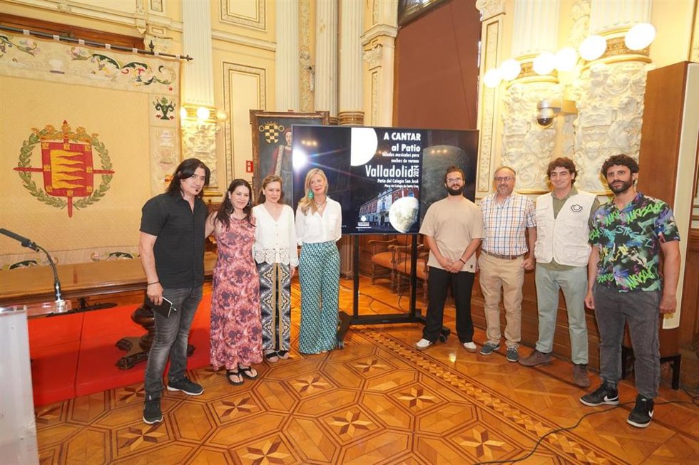 La concejala de Educación y Cultura, Irene Carvajal, presenta el ciclo de conciertos veraniegos 'A cantar, al patio'