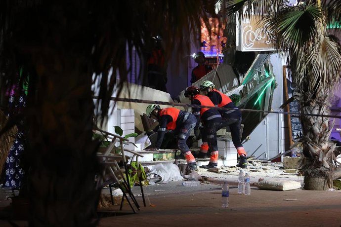 Archivo - Servicios de emergencia en las inmediaciones de un edificio derrumbado.