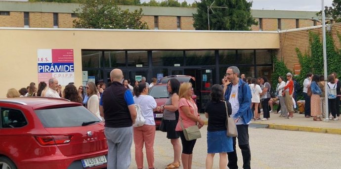 Imagen de la espera para acceder a las oposiciones a auxiliar administrativo del pasado 30 de junio, celebradas en el IES Pirámide de Huesca.