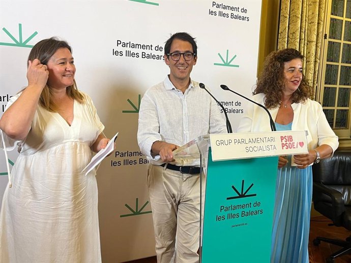 El portavoz del PSIB en el Parlament, Iago Negueruela, junto a las representantes del PSIB en la Mesa, Mercedes Garrido y Pilar Costa, en rueda de prensa.