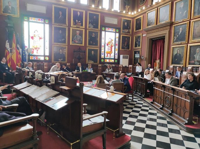 Archivo - El salón de plenos del Ayuntamiento de Palma.